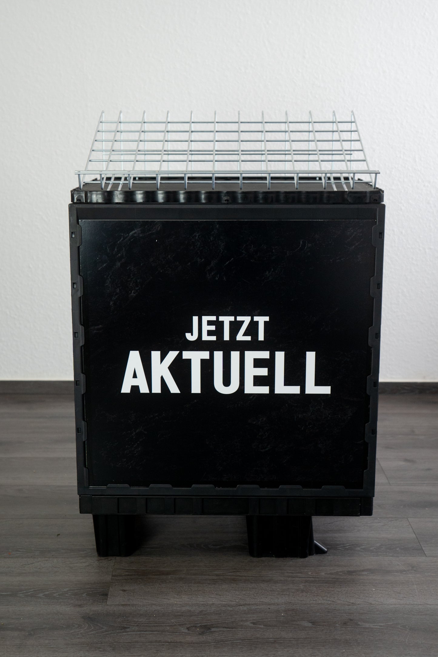 "Promotion-Sheet wide
Set of 2
Front BLACK textured "JETZT AKTUELL"
Back wood