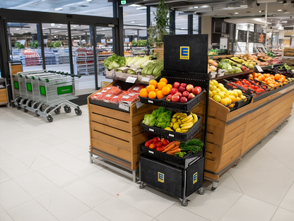 Mobiler Verkaufsständer Concept Edeka Obst und Gemüse mit Rattan Körben
