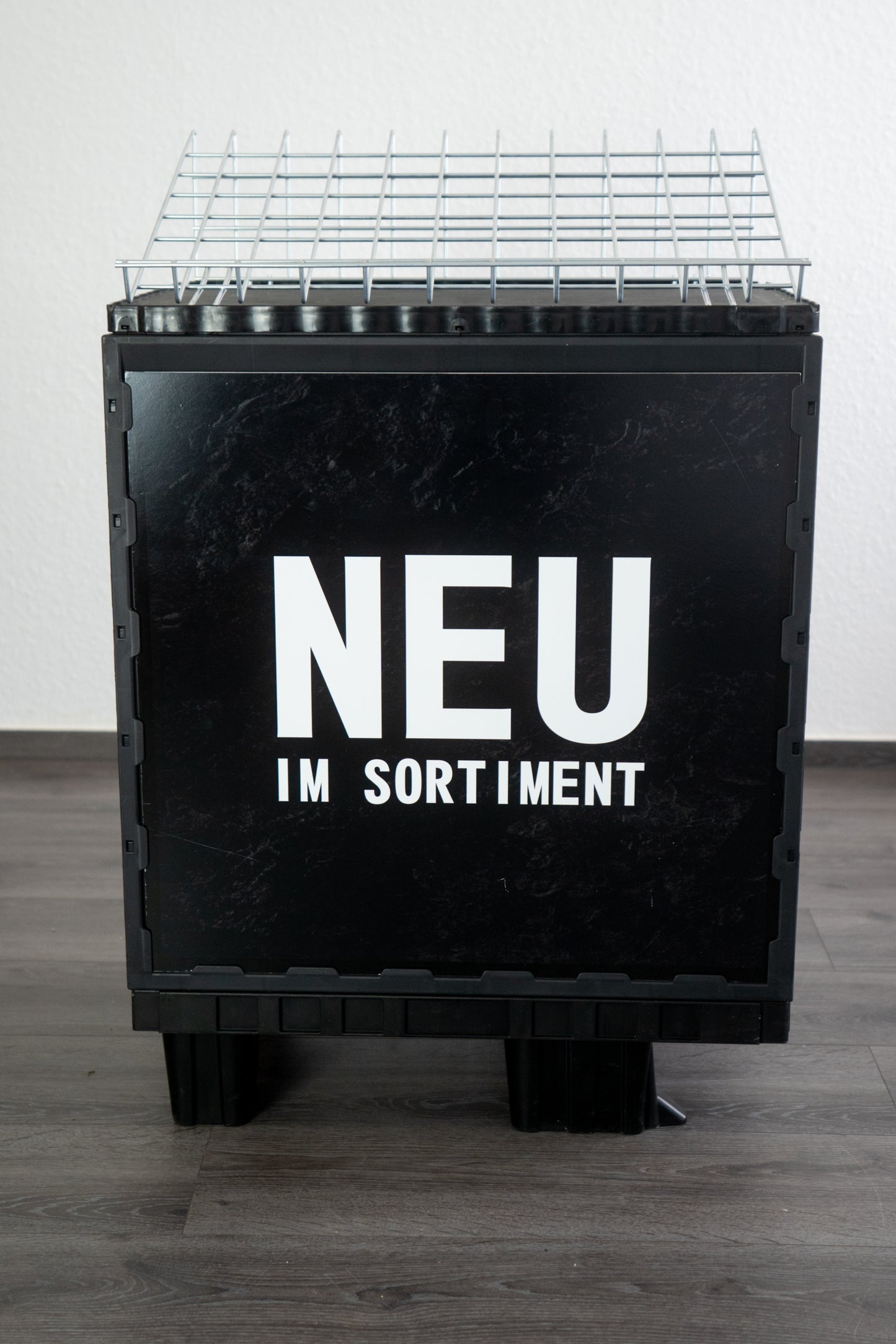 "Promotion-Sheet wide
Set of 2
Front BLACK textured "NEU IM SORTIMENT"
Back wood
